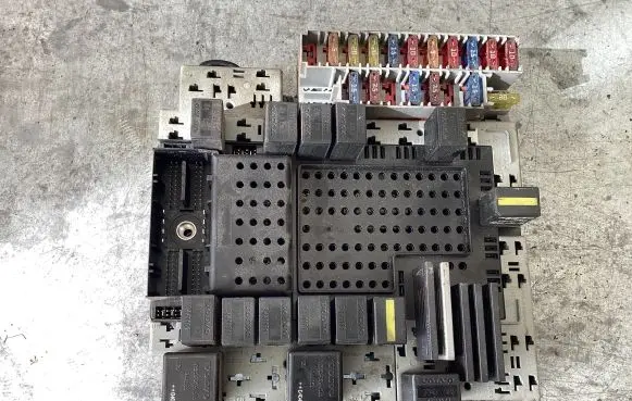 Volvo XC90 Fuse module 30679527 04W051 08696098