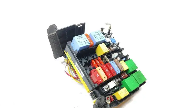 Peugeot 308 Fuse module 9804848580