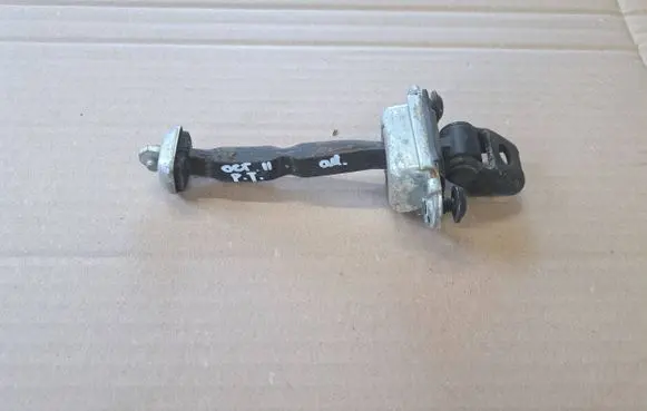 Skoda Octavia Mk2 (1Z) Rear door check strap stopper