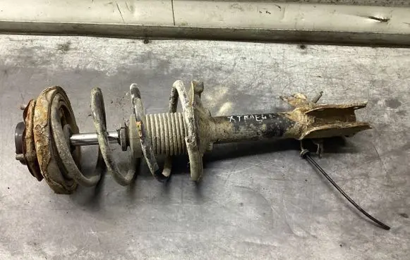 Nissan X-Trail T30 Rear shock absorber with coil spring 334360