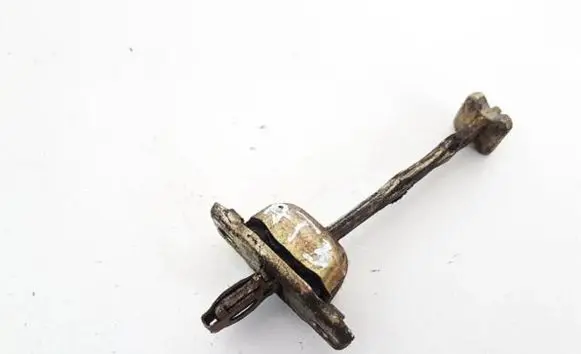 Volkswagen PASSAT B3 Rear door check strap stopper