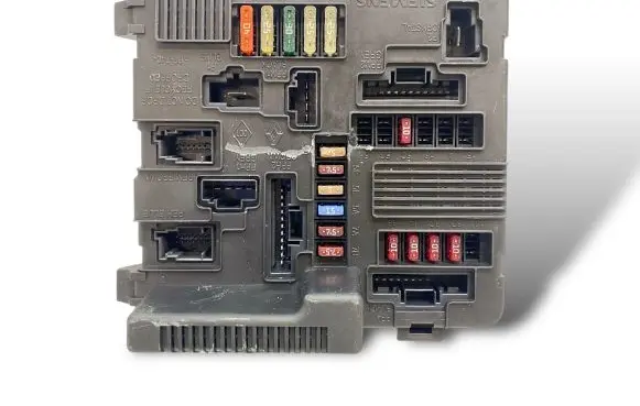 Renault Megane II Fuse module 8200306031A S118399100J 04323