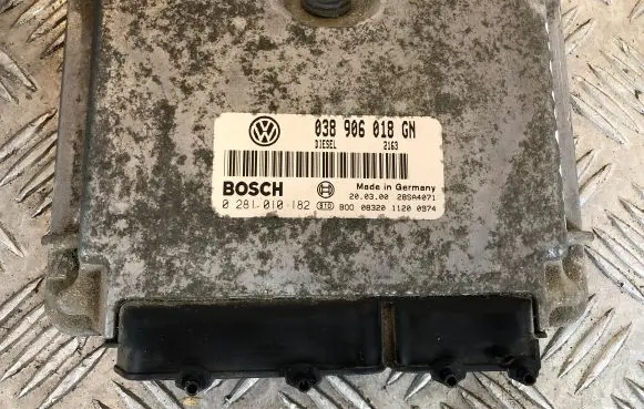 Skoda Octavia Mk1 (1U) Engine control unit/module 038906018GN 28SA4071 0281010182