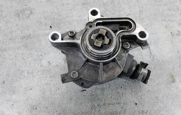 Volkswagen Golf IV Vacuum pump 038145101B