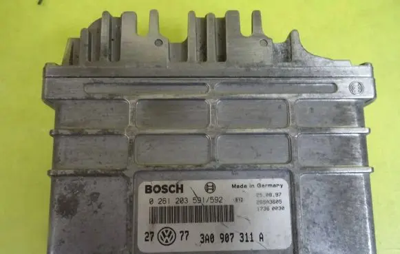 Volkswagen Golf III Engine control unit/module 0261203591 3A0907311A