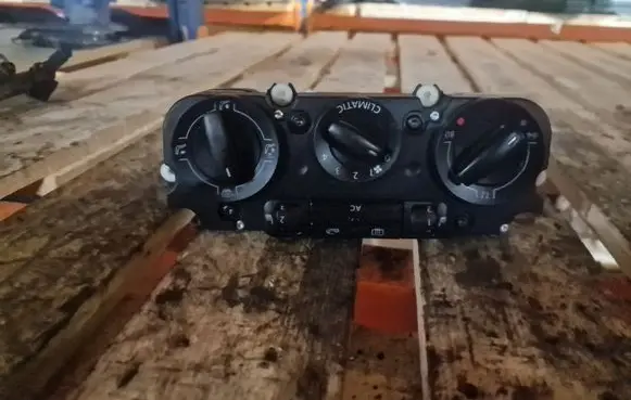 Volkswagen Jetta V Climate control unit