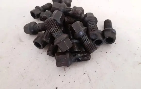 Volvo V50 Nuts/bolts 
