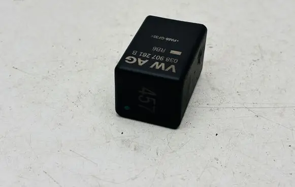 Volkswagen PASSAT B8 Glow plug pre-heat relay 0281003032 038907281B 457