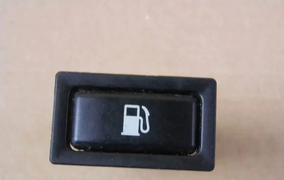 Toyota Avensis T250 Fuel tank opening switch 8484105010
