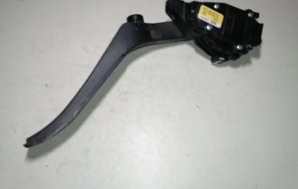 Volkswagen Touareg II Accelerator throttle pedal 7L0723507D