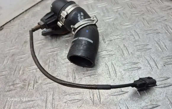 Engine coolant pipe/hose
