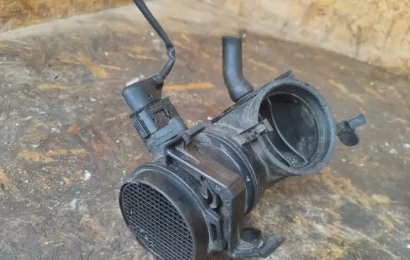 Mercedes-Benz E W211 Mass air flow meter A1120940048