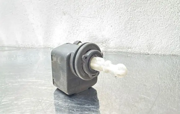 Opel Astra G Headlight level adjustment motor 00883000
