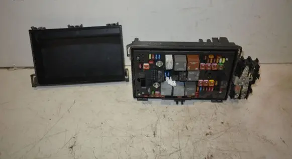 Opel Zafira C Fuse module 13449211