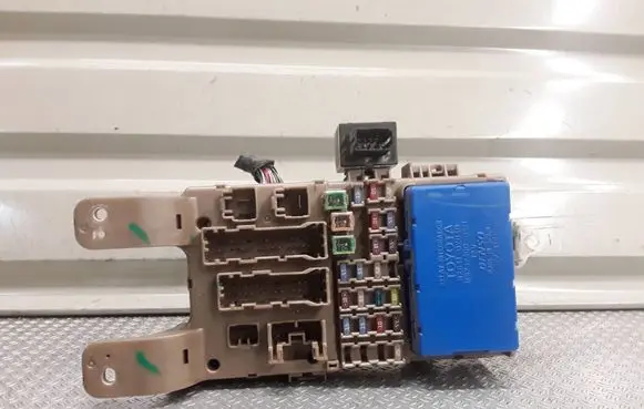 Toyota Corolla E120 E130 Fuse module 8264102040