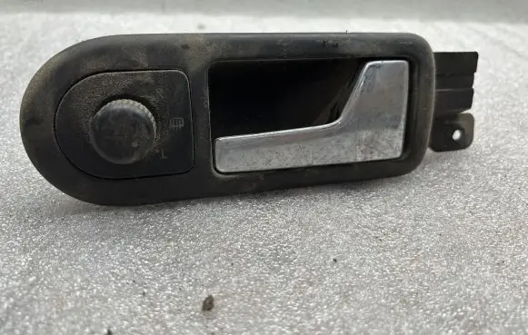 Volkswagen PASSAT B5 Front door interior handle 3B2837114