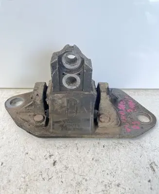 Volvo S80 Engine mounting bracket 8624757