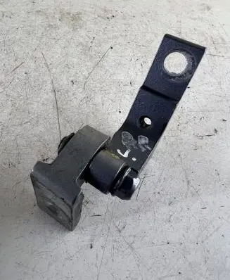 Volkswagen Touareg I Front door upper hinge