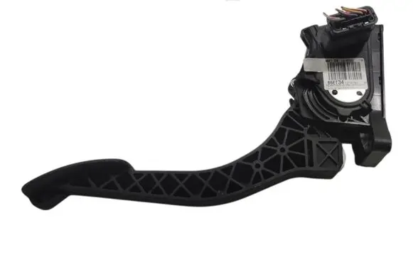 Accelerator throttle pedal