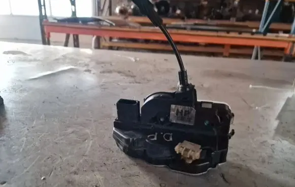 Opel Insignia A Front door lock