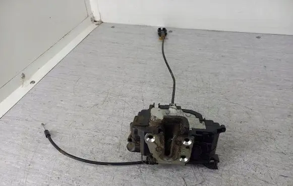 Renault Clio III Front door lock 300123E