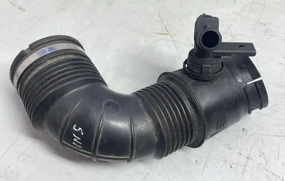Opel Insignia A Turbo air intake inlet pipe/hose 55561787