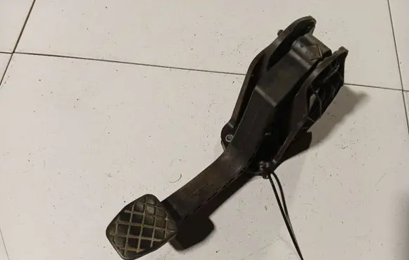 Volkswagen Golf V Clutch pedal 1K1721059BE