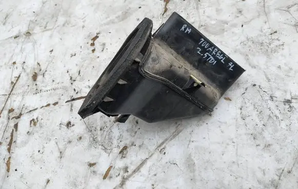 Volkswagen Touareg I Air intake duct part 7L0819049