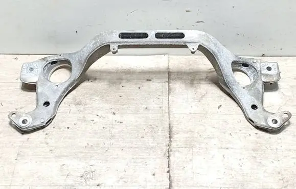Engine mounting bracket