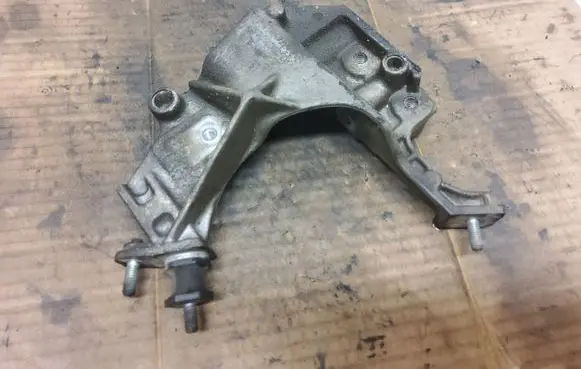 Citroen Berlingo Engine mounting bracket 9635969880