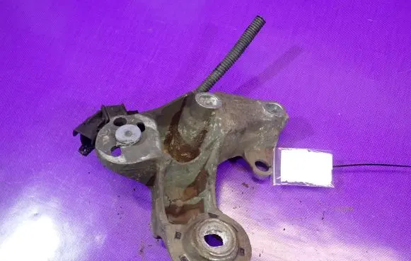 Skoda Superb B5 (3U) Engine mounting bracket 8E0199352F