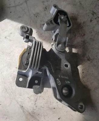Engine mount vacuum valve