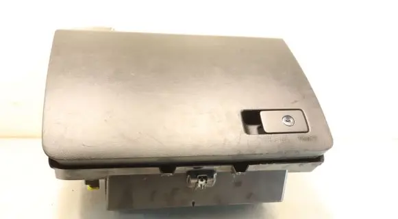 Volkswagen PASSAT CC Glove box