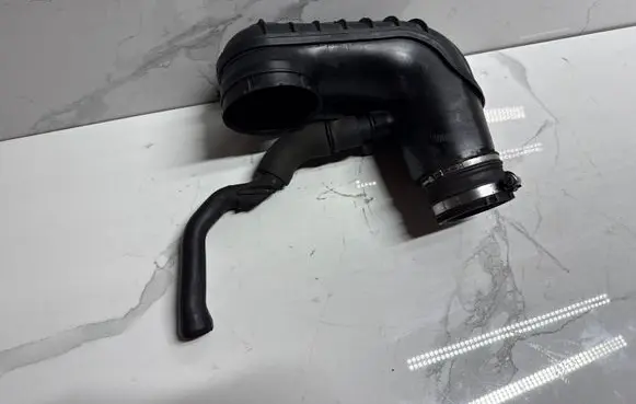 Mercedes-Benz C W204 Air intake duct part A6460940997
