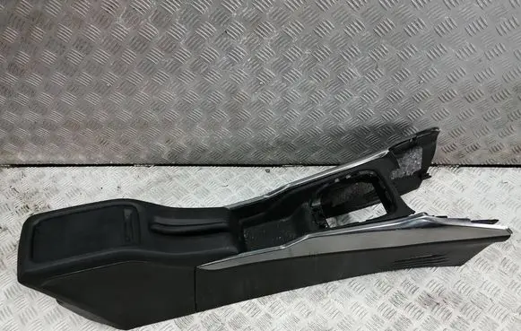Peugeot 2008 I Center console 