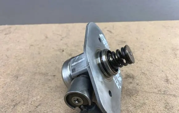 BMW 1 E81 E87 Fuel injection high pressure pump 7562473 13517562473