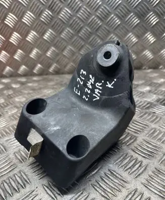 Engine mounting bracket