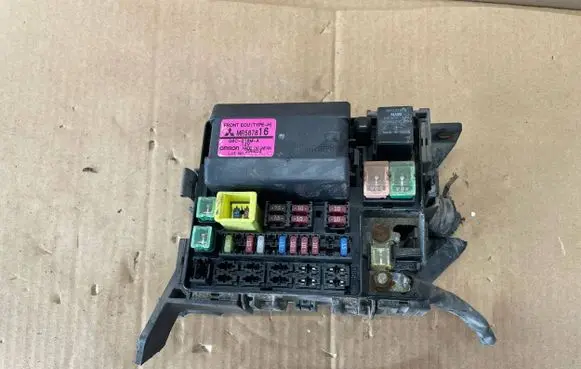 Mitsubishi Grandis Fuse module MR587816