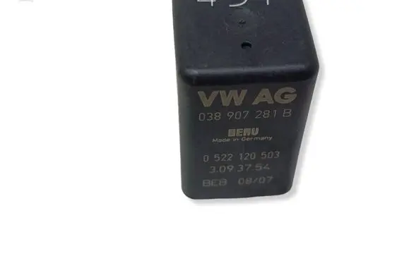 Volkswagen PASSAT B6 Glow plug pre-heat relay 038907281B