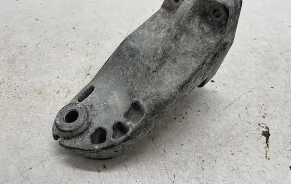 Mercedes-Benz E W212 Engine mounting bracket A6422232304