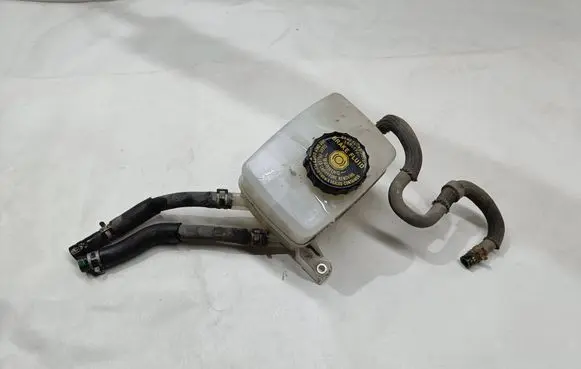 Lexus RX 330 - 350 - 400H Brake fluid reservoir 13231140500