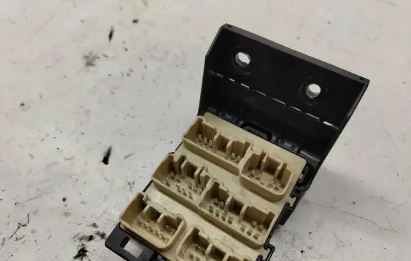 Toyota Avensis T250 Fuse module 8273405030