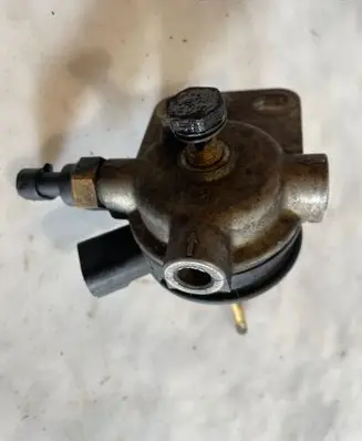 Opel Omega B2 Fuel filter bracket/mount holder 90467415