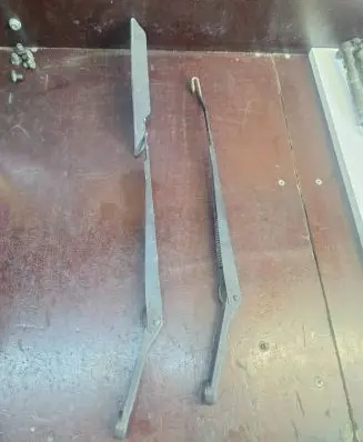 Opel Frontera B Front wiper blade arm