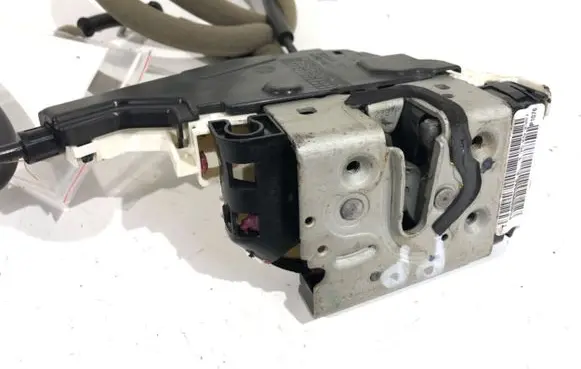 Chrysler Pacifica Front door lock 3034515