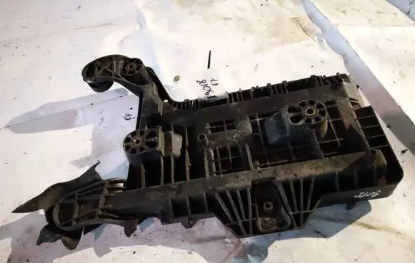 Skoda Octavia Mk2 (1Z) Battery box tray 1k0915333