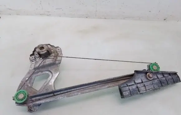 Rear door manual window regulator