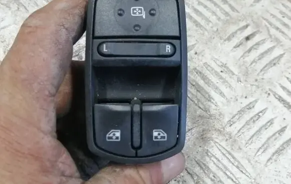 Opel Corsa E Electric window control switch 315625731
