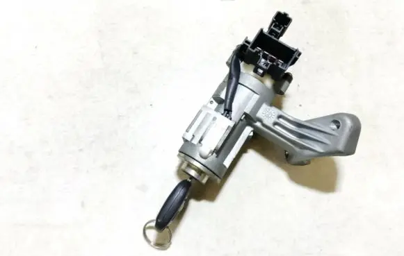 Toyota Corolla E120 E130 Ignition lock 45020024 45020-02-4