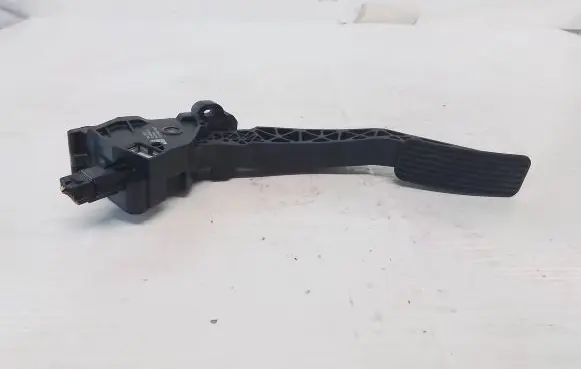 Opel Insignia B Accelerator throttle pedal 545334844 84657612 67300000